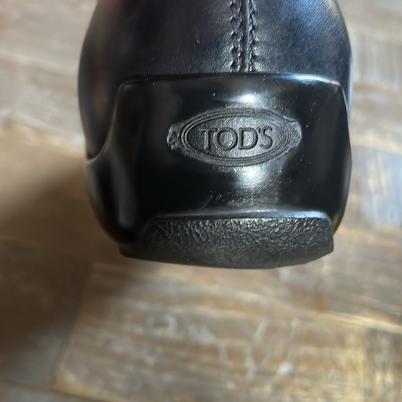 Tod's Classic Leather Slip On Loafers🖤 - Picture 10 of 14